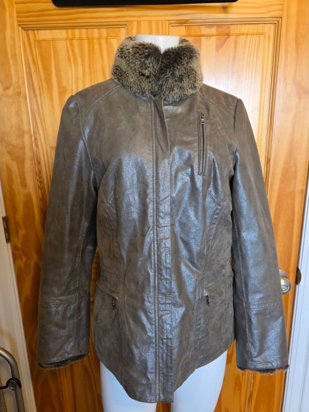 Danier Women's Size Medium Genuine Leather Coat With Faux Fur Collar